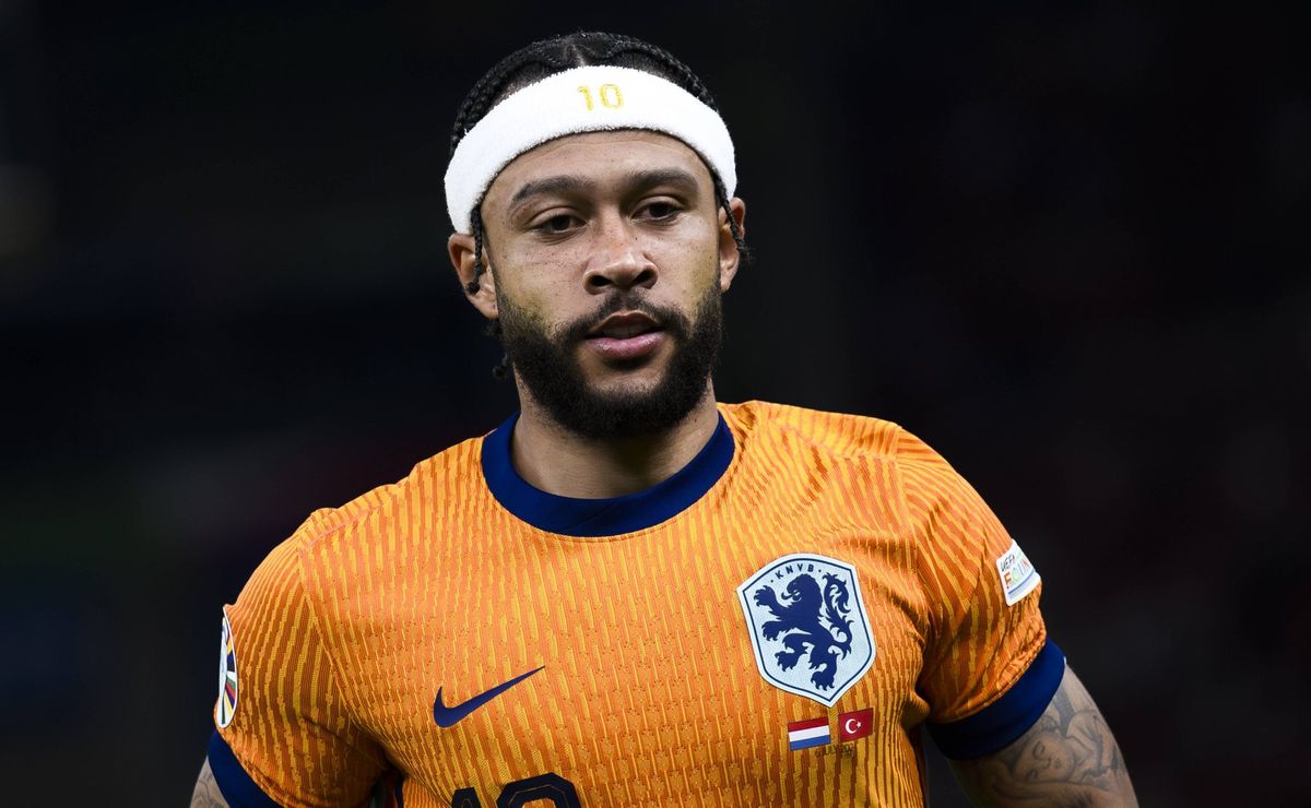 perto de assinar com o corinthians, depay é flagrado nas tribunas assistindo jogo da holanda