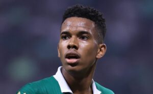 no palmeiras, estêvão já tem mais participações em gols que vini jr. em sua passagem no flamengo