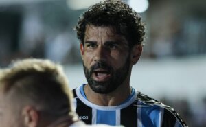 diego costa dá vexame no grêmio e é expulso na copa fgf por partir para briga com adversário