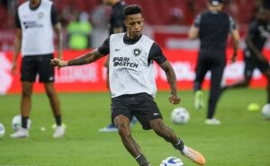 tchê tchê tem atuação apagada e revolta torcida do botafogo: 'zumbi em campo'