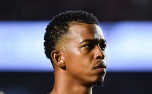 carlinhos pode pegar punição de até 180 dias no flamengo após soco no var