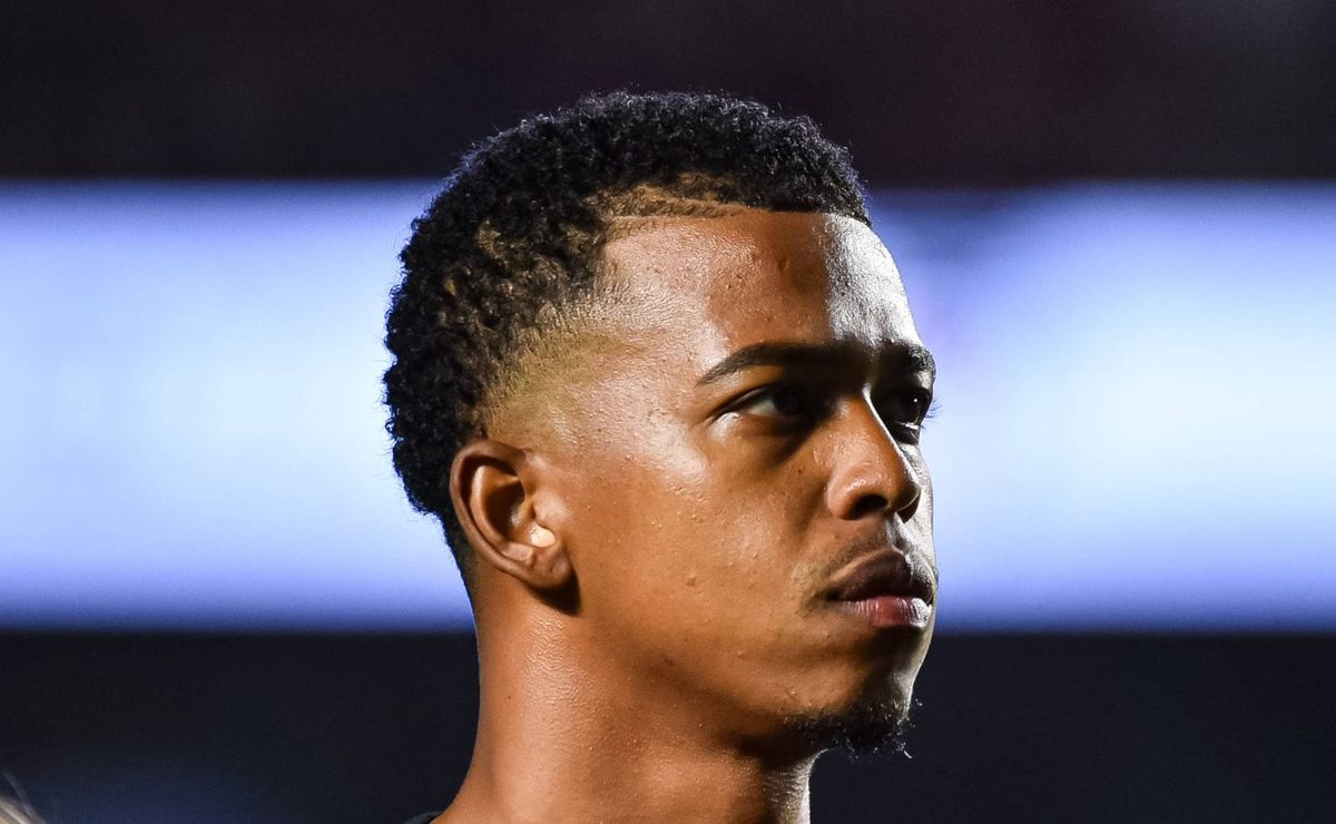 carlinhos pode pegar punição de até 180 dias no flamengo após soco no var