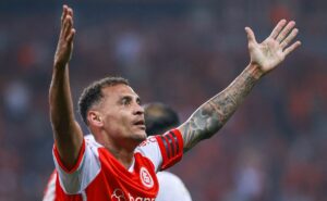 internacional bate o fortaleza, aumenta sequência invicta e sobe na tabela do campeonato brasileiro