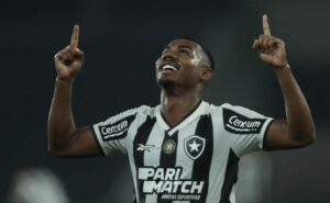 cuiabano deve desfalcar o botafogo por até um mês e alex telles vira a salvação para artur jorge