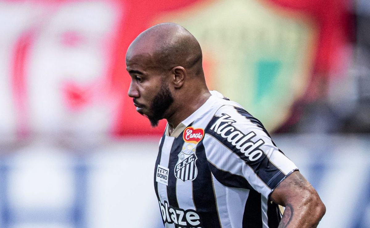 torcida do santos não perdoa forma física de patrick: “encerrou a carreira”