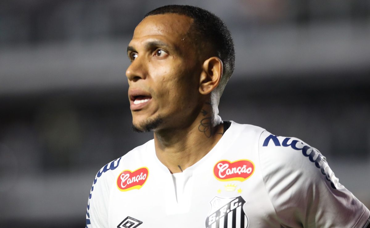 pedrinho e laquintana disputa vaga deixada por otero no santos para duelo contra o botafogo sp