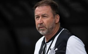 augusto melo vê titular do corinthians reclamar de falta de prestígio: "ninguém confia em mim"