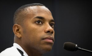 robson júnior, filho de robinho, causa impacto no santos com apenas 16 anos