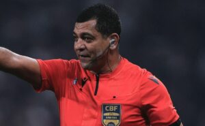 pc oliveira aponta erro de wagner do nascimento magalhães em corinthians x fortaleza: "empurra o fagner"