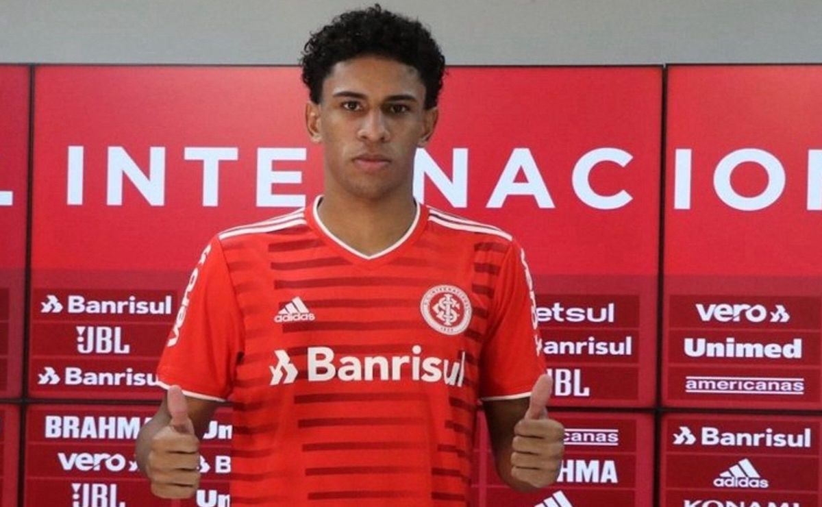 paulo victor se despede do internacional; números e trajetória do lateral esquerdo