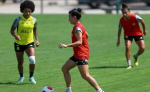 torcida do flamengo sonha com mais um título e apoiam as meninas da gávea