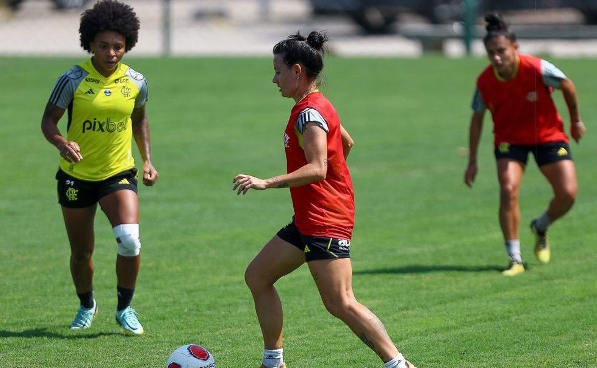 torcida do flamengo sonha com mais um título e apoiam as meninas da gávea