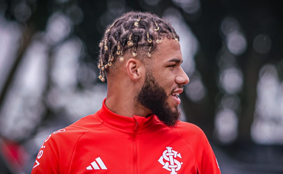 nathan abre vantagem sobre braian aguirre para ser o titular na lateral direita do internacional