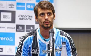 renato portaluppi toma decisão sobre rodrigo caio e zagueiro será titular no brasileirão