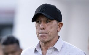 diretoria do cruzeiro fica insatisfeita com divulgação da notícia sobre renato gaúcho, mas mantém negociações