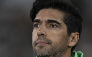 r$ 2,5 milhões por mês: palmeiras quer contratar meio campista ex seleção brasileira para abel