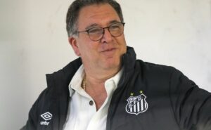 marcelo teixeira decide mandar embora ídolo do santos e volante não fica em 2025