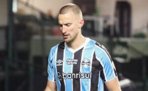 sem rodrigo ely, renato deverá ter até quatro baixas na zaga do grêmio
