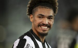 vasco tentou contratação de adryelson antes de janela fechar; zagueiro deixou o lyon e voltou para o botafogo