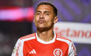 r$ 1 milhão por mês: alan patrick no corinthians fica mais longe com inter topando renovar até 2027