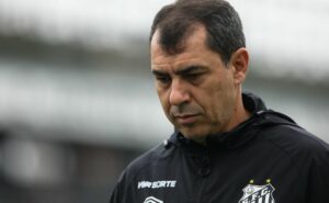 reforço não engrena no santos de carille e torcida detona após jogo com botafogo sp: “inimigo da bola” 