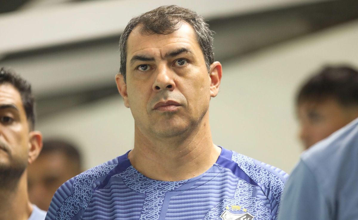 carille é xingado pela torcida do santos em empate contra o novorizontino na vila belmiro