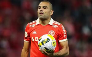 após lesão séria, internacional renovará contrato de mercado além do tempo obrigatório