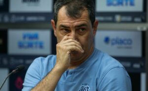 balançando no cargo, carille expõe culpado por santos jogar tão mal contra o brusque 