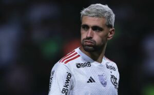 flamengo deve r$ 285 mil  da negociação de arrascaeta