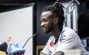 yusupha njie não é o primeiro africano do santos; conheça os outros