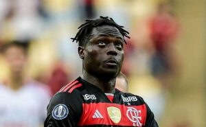 r$ 371 milhões: shola assina com flamengo até 2027 e renova visto de residência 