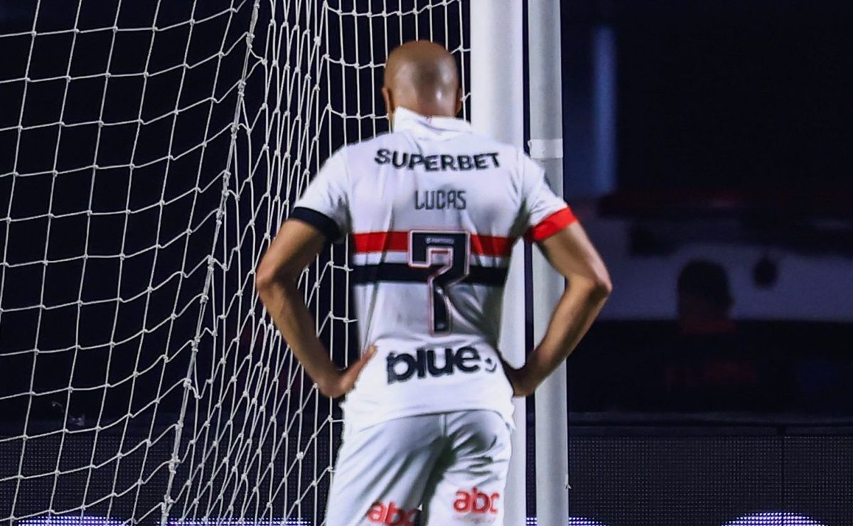 lucas, do são paulo, não ‘perdoa’ erros do time em jogo contra o corinthians e dispara: "não podia"