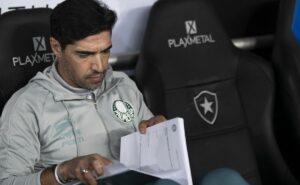 r$ 500 mil por mês: palmeiras vai assinar renovação com defensor a pedido de abel ferreira