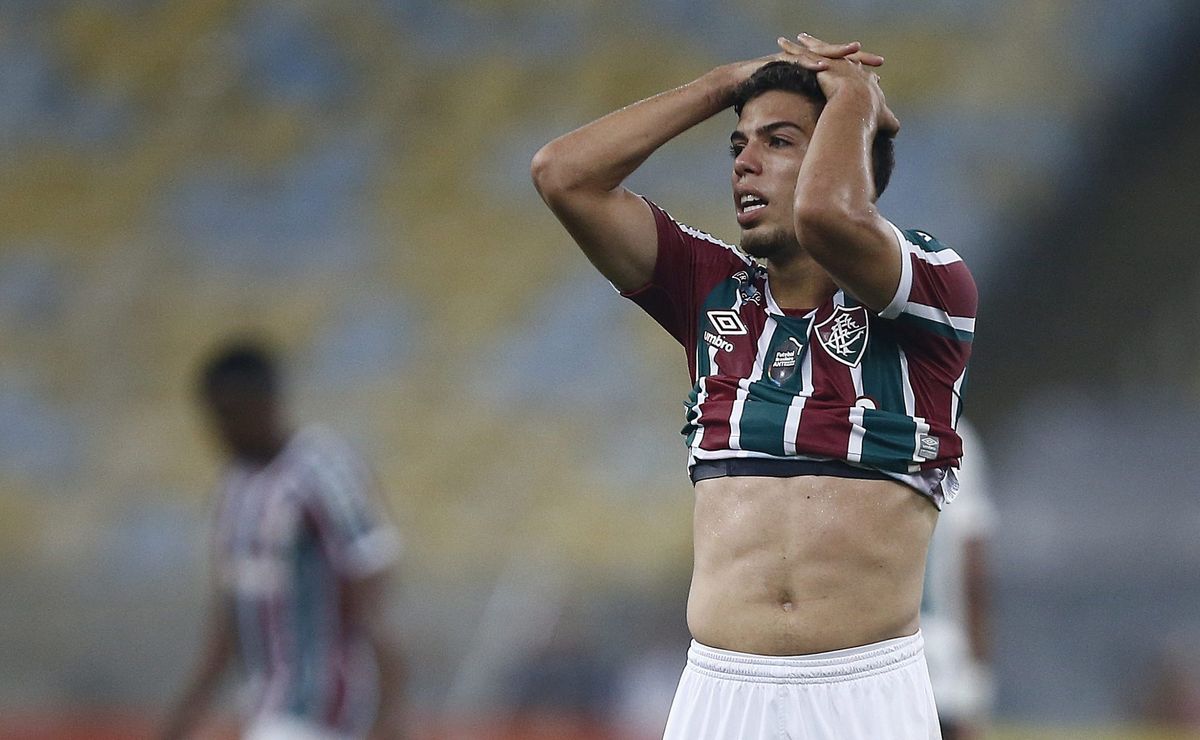 nonato é internado em hospital, após lance em fluminense x botafogo