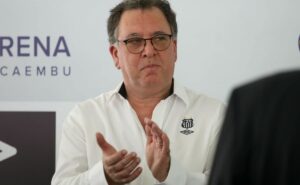 marcelo teixeira começa faxina no santos e meia atacante será 1ª saída de 2025 