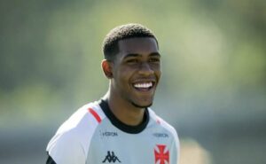 rayan revela propostas atraentes, mas enfatiza seu foco total no vasco