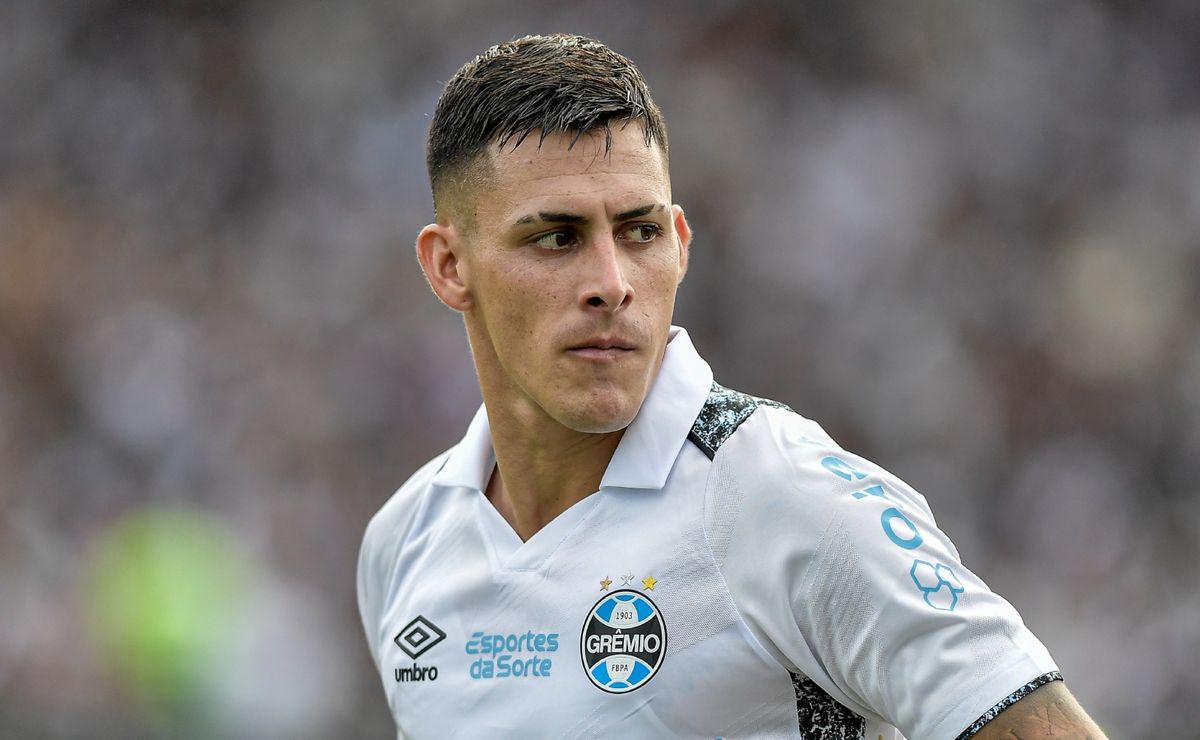 situação de pavón e rodrigo ely vêm à tona no grêmio e torcida liga o alerta no brasileirão
