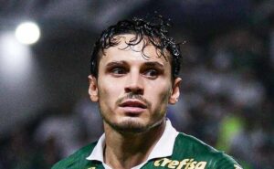 raphael veiga tem duas ofertas do exterior para sair do palmeiras em 2024