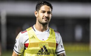 alexandre pato foi oferecido ao santos nas últimas horas em caráter emergencial