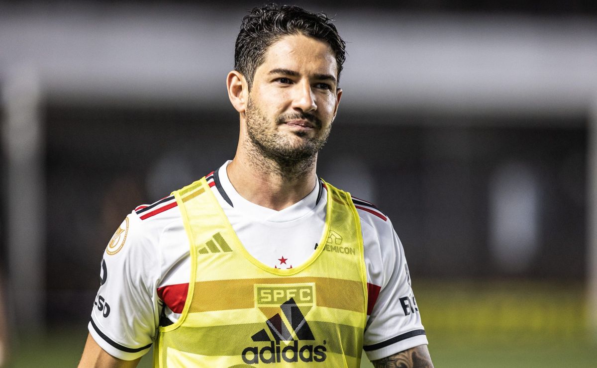 alexandre pato foi oferecido ao santos nas últimas horas em caráter emergencial
