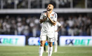 torcedores do santos voltam a criticar guilherme e pedem atacante no banco de reservas