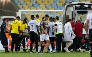 nonato, do santos, quebra o nariz em flu x botafogo, deixa campo de ambulância e vai passar por operação