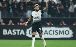 torcida do corinthians amarga derrota, mas exalta atuação brilhante de yuri alberto