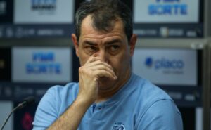 carille fica em xeque para escalar lateral direita do santos e faz aposta como escolha