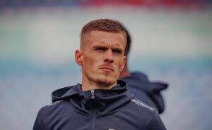 maxime dominguez chega ao rio para assinar com o vasco e mostra empolgação: “clube do romário”