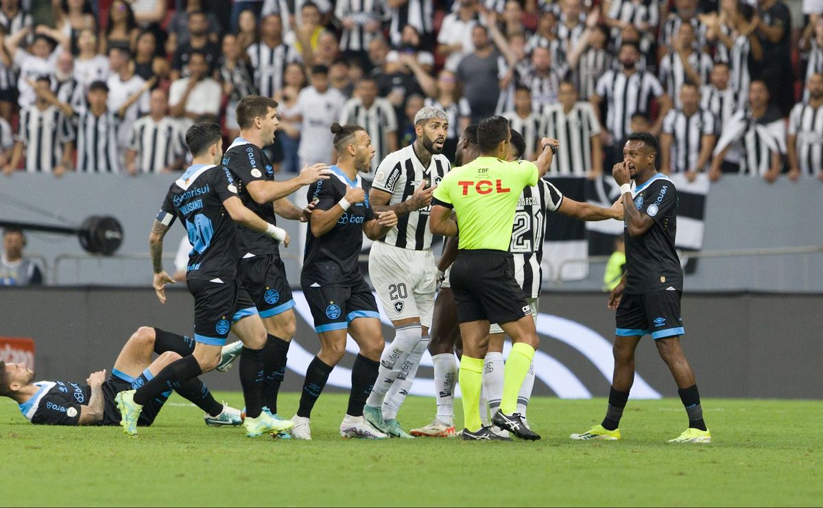 torcida do grêmio fica revoltada com expulsão de monsalve contra o botafogo