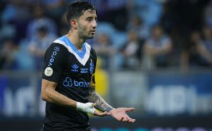 villasanti é convocado para a seleção paraguaia e pode perder jogo do brasileiro