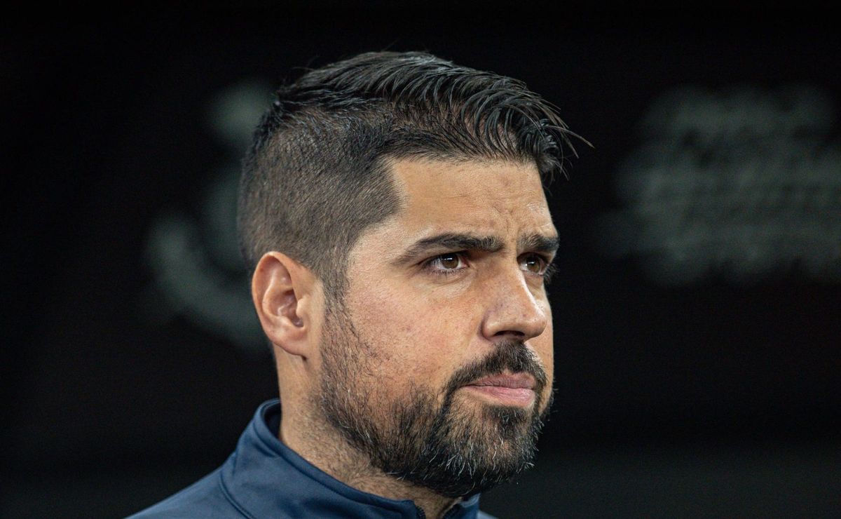 santos negocia com antónio oliveira e deve demitir carille se perder para o américa