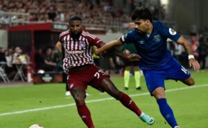 rodinei, ex flamengo, se consolida no olympiacos e números do lateral surpreendem a nação