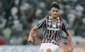 torcida do fluminense faz comparações entre bernal e andré: “não limpa a chuteira”